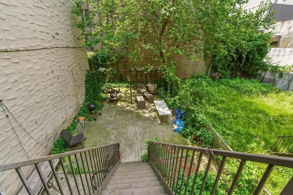 Apartment & Play Red Adult In Williamsburg *